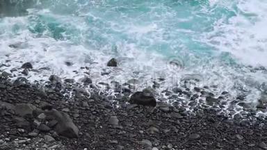 大西洋海浪在圣安涛岛的岩石海岸线上<strong>翻</strong>滚。 佛得<strong>角</strong>，佛得<strong>角</strong>。 4K部录像